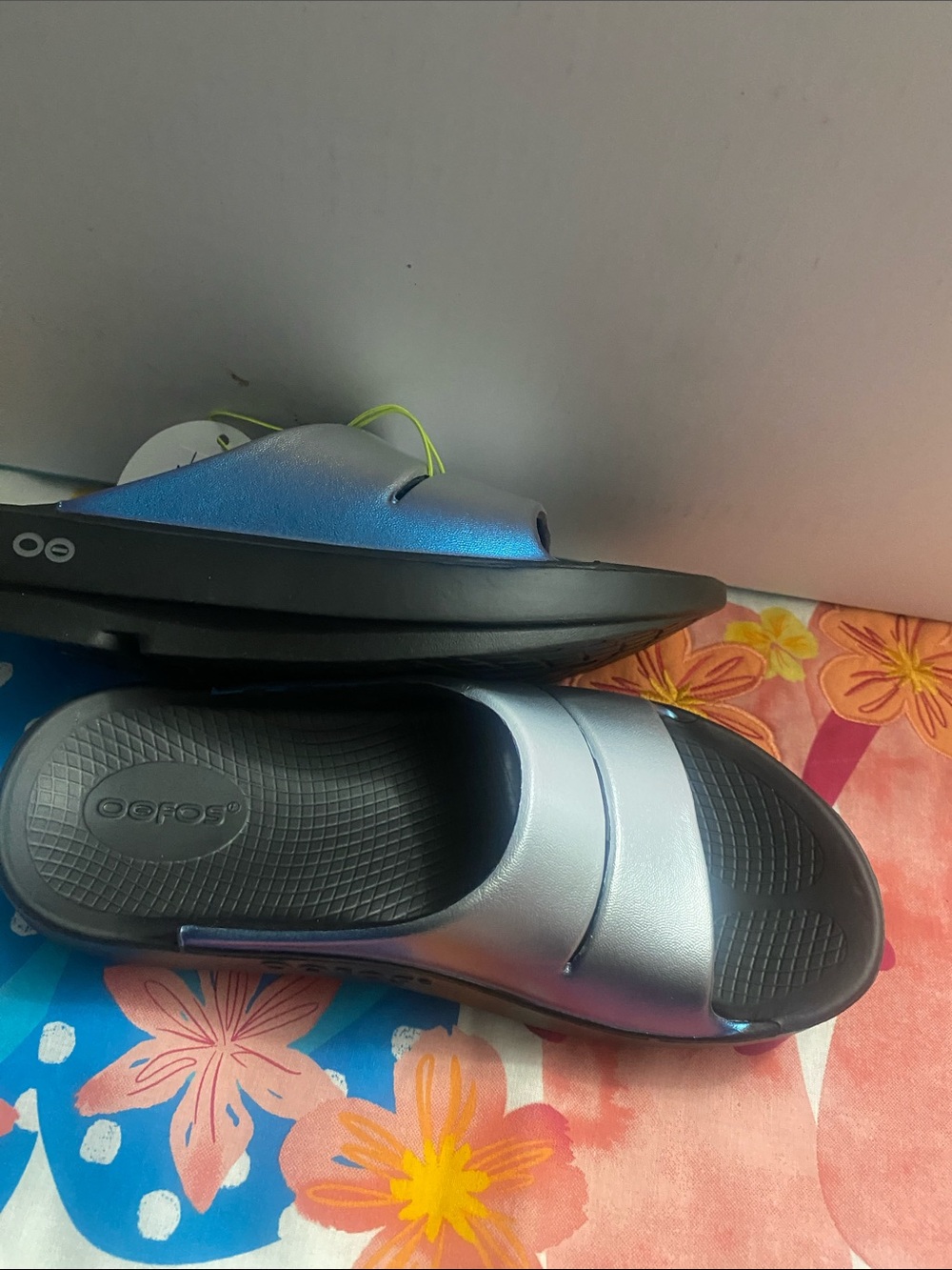 OOFOS Women's Slide Sandals OOAHH Luxe “Frost”  Size 7  Metallic Silver/Blue - Picture 9 of 10